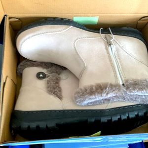 Ladies size 10 Khombu all season boot cream color